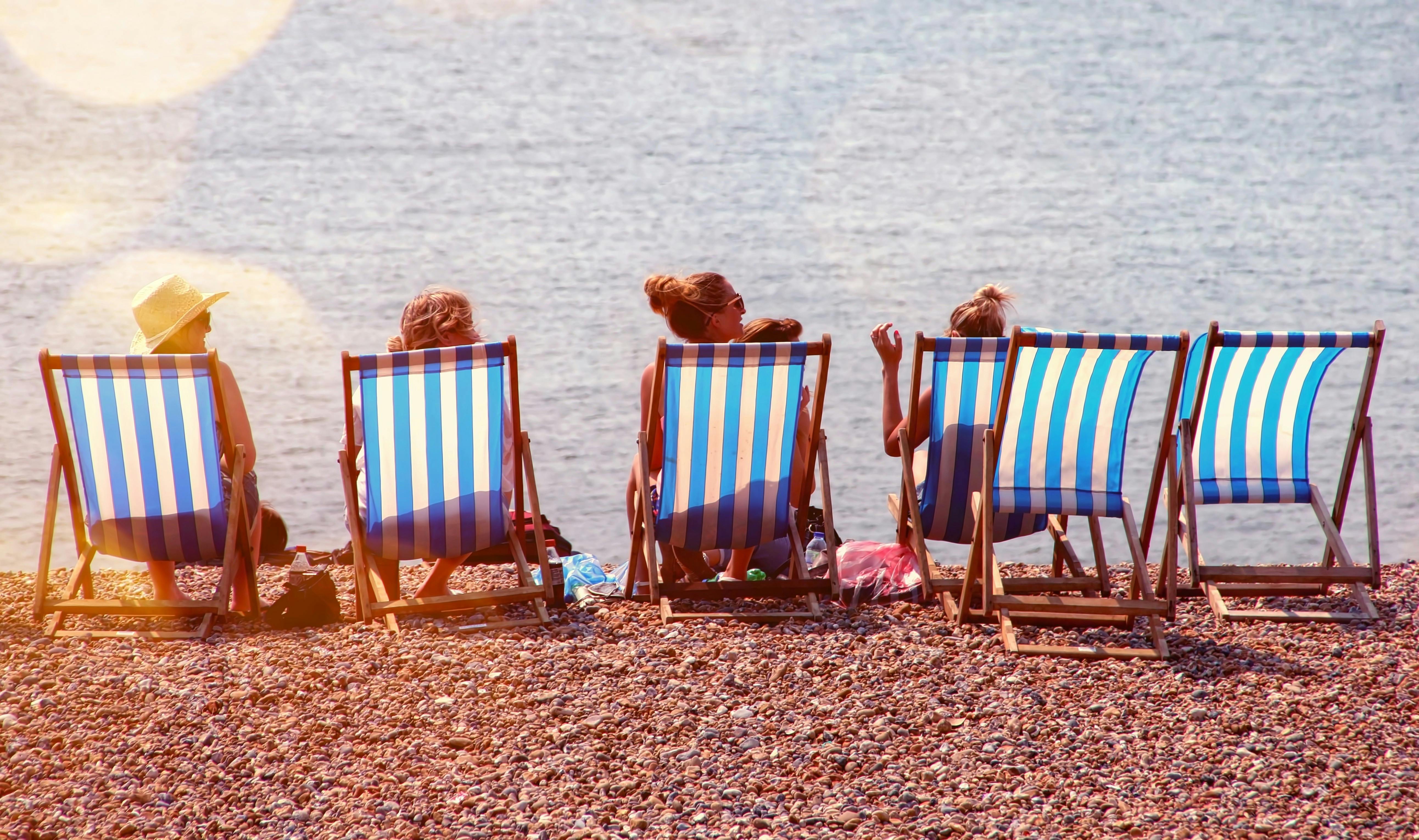 Femmes sur des transats sur une plage en bord de mer