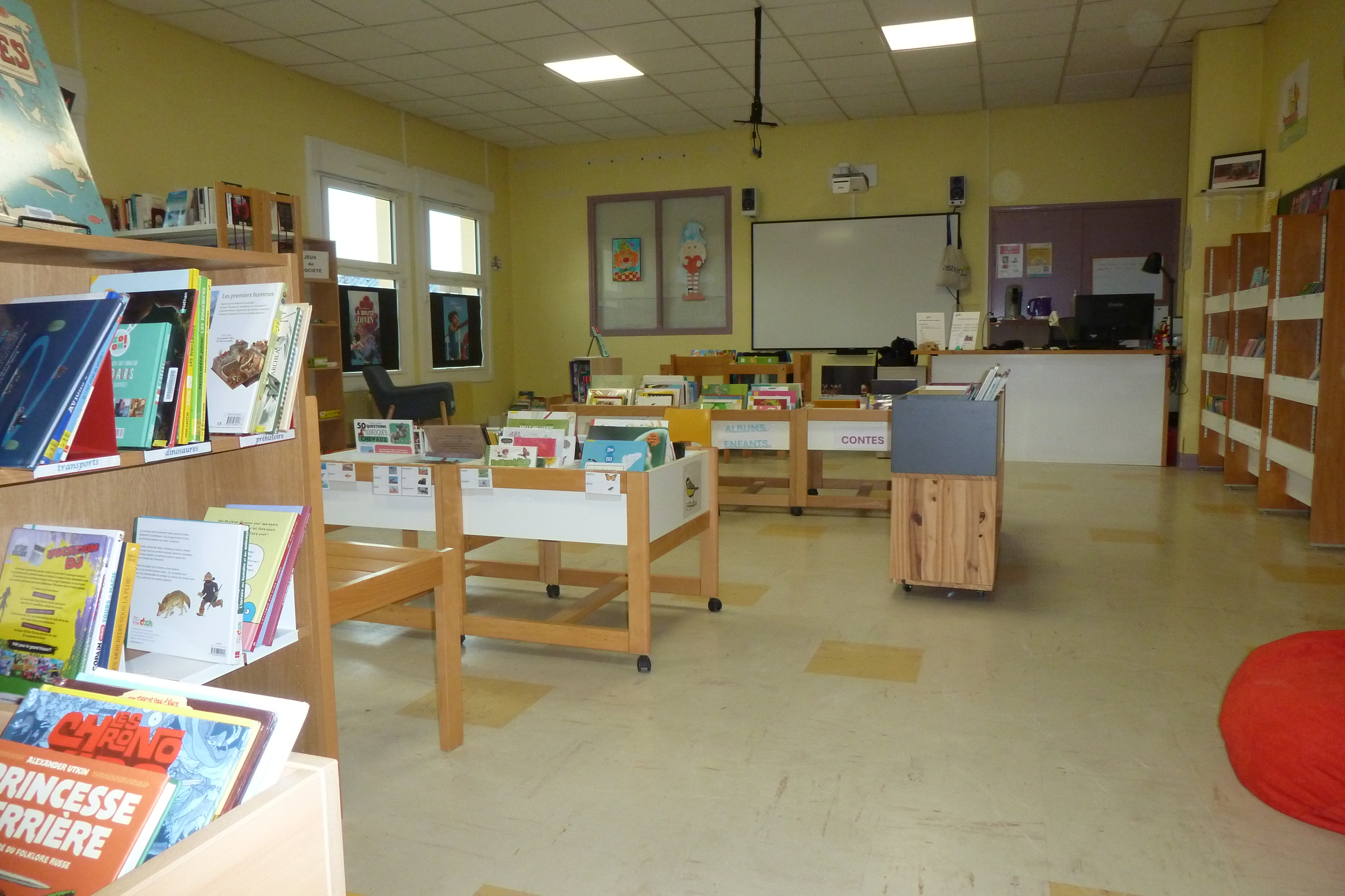 Cartons sur une table